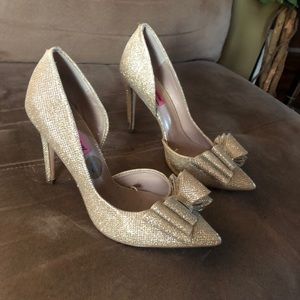 Gold Stilettos with Bow! Worn ONCE! Size 8!